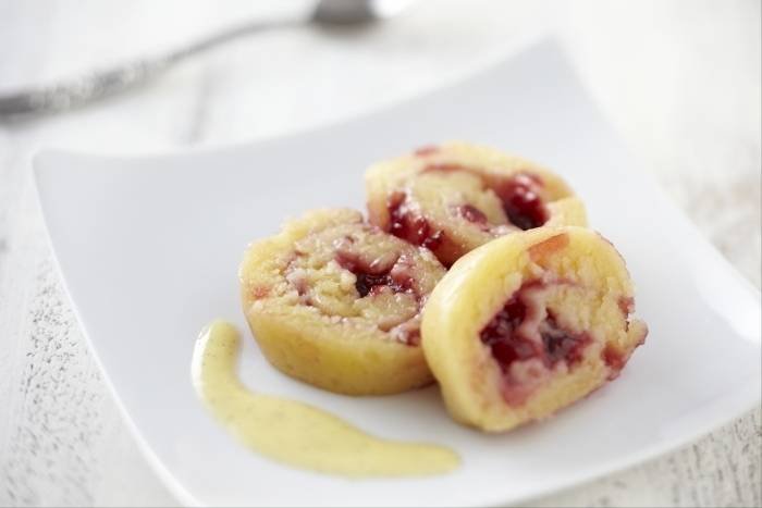Cake recipe rolled with raspberry