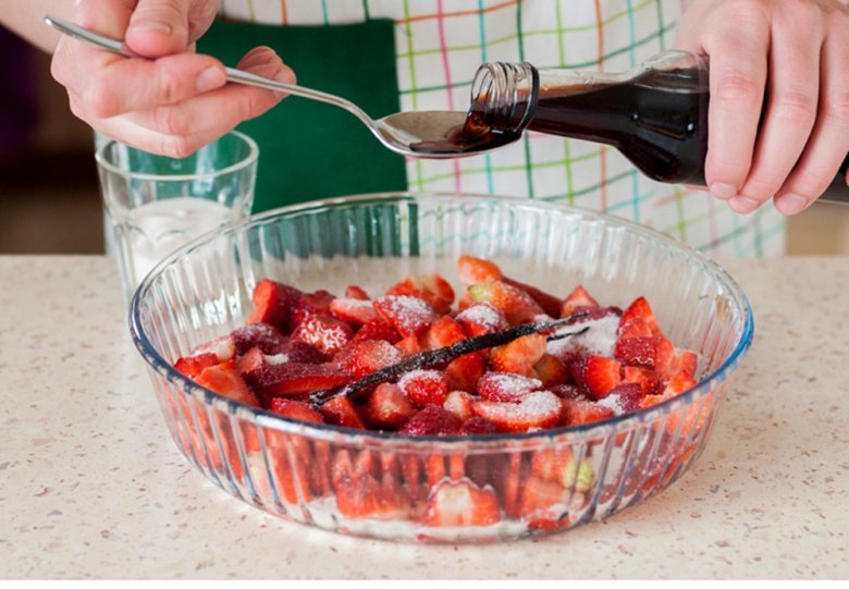 Quick strawberry quark cake