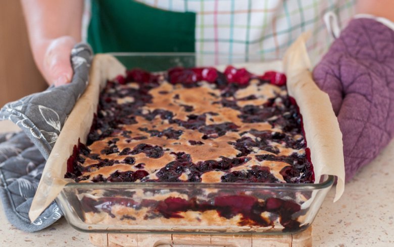 Simple currant cake with meringue