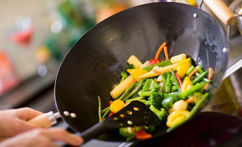 If vegetables are prepared in a wok, the motto is: the more colorful, the better!