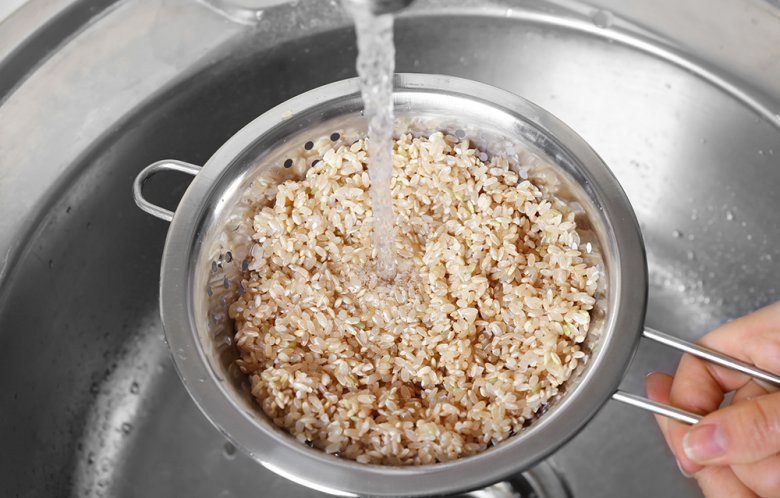 If rice does not stick together during cooking, it is advisable to wash it before cooking.