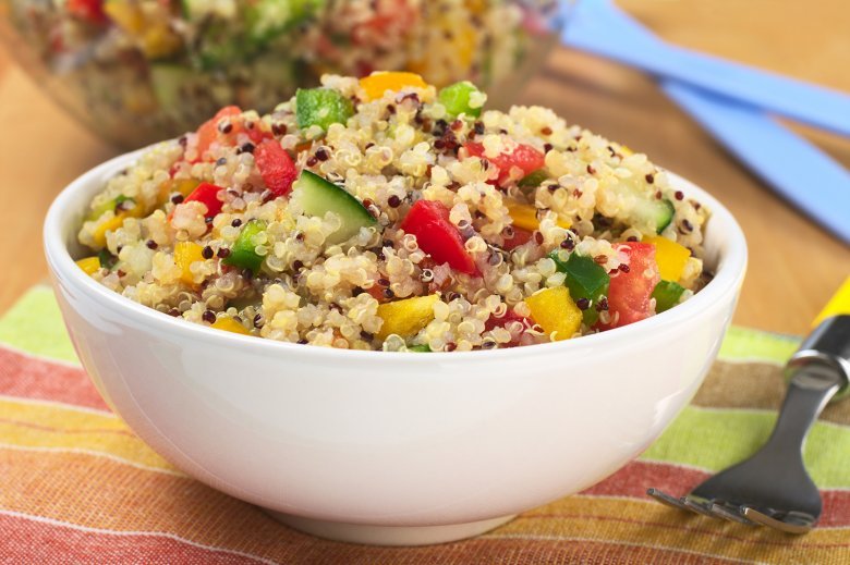 A salad with quinoa and fresh vegetables, for example, tastes healthy and delicious.