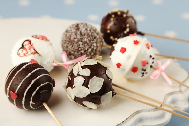 Whether for a children's birthday party or for another occasion - cake pops always cut a good figure.