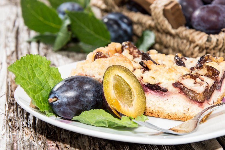 Plum cake with crumble from the tray