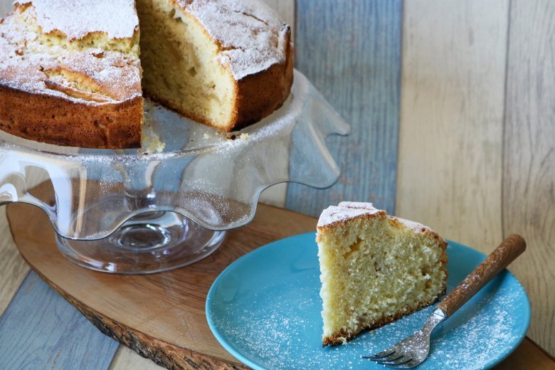 Seltzer cake with apples