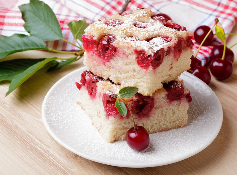 Seltzer cake with cherries